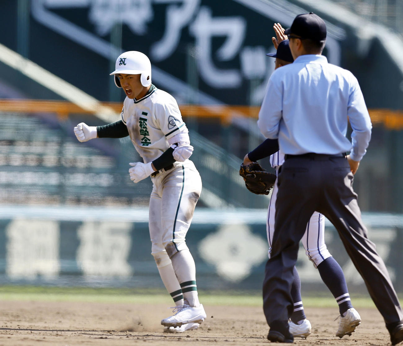 柳ケ浦対二松学舎大付　6回裏二松学舎大付2死二塁、入山は左越えに勝ち越し適時二塁打を放ちガッツポーズをする（撮影・藤尾明華）