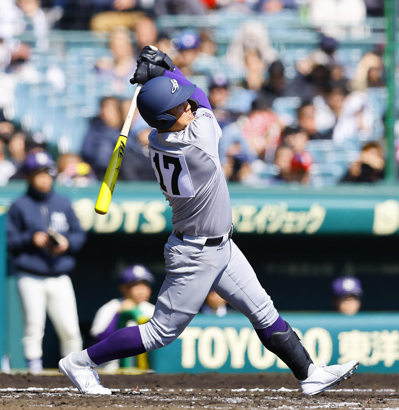 米子松蔭対花巻東　1回裏花巻東1死一、二塁、赤間は中越えに先制の適時二塁打を放つ（撮影・藤尾明華）