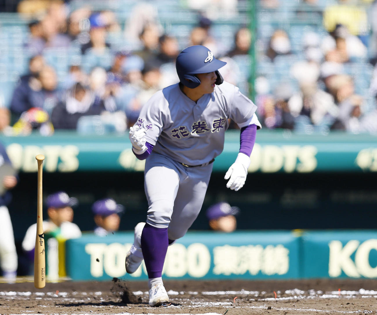 米子松蔭対花巻東　1回裏花巻東1死二、三塁、高橋蓮は中犠飛を放つ（撮影・藤尾明華）