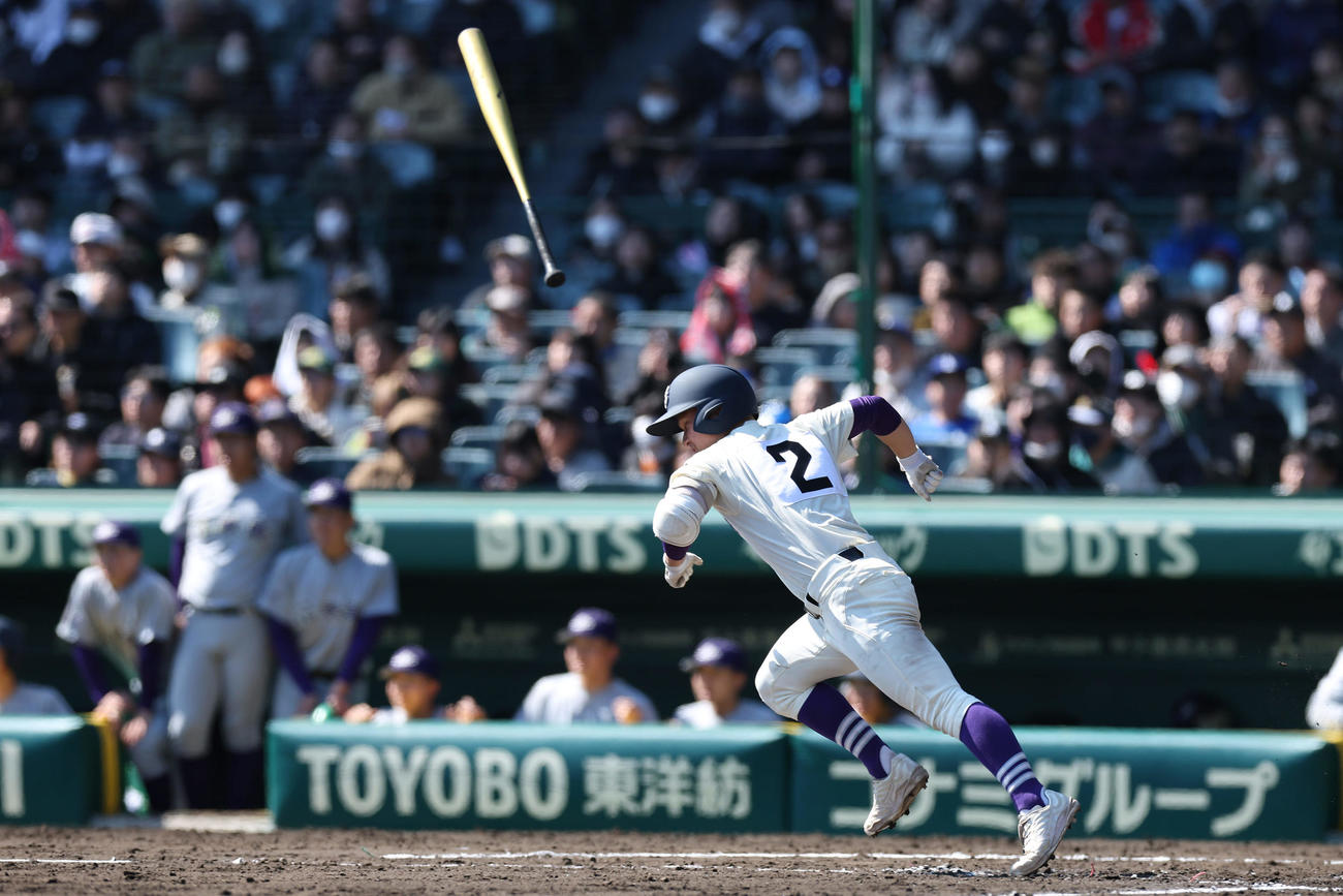 米子松蔭対花巻東　3回表米子松蔭無死三塁、中前適時打を放つ惣郷（撮影・前田充）