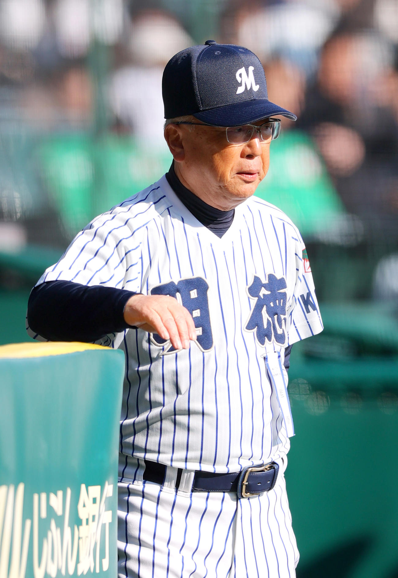 健大高崎対明徳義塾　グラウンドを見つめる明徳義塾・馬淵監督（撮影・上山淳一）