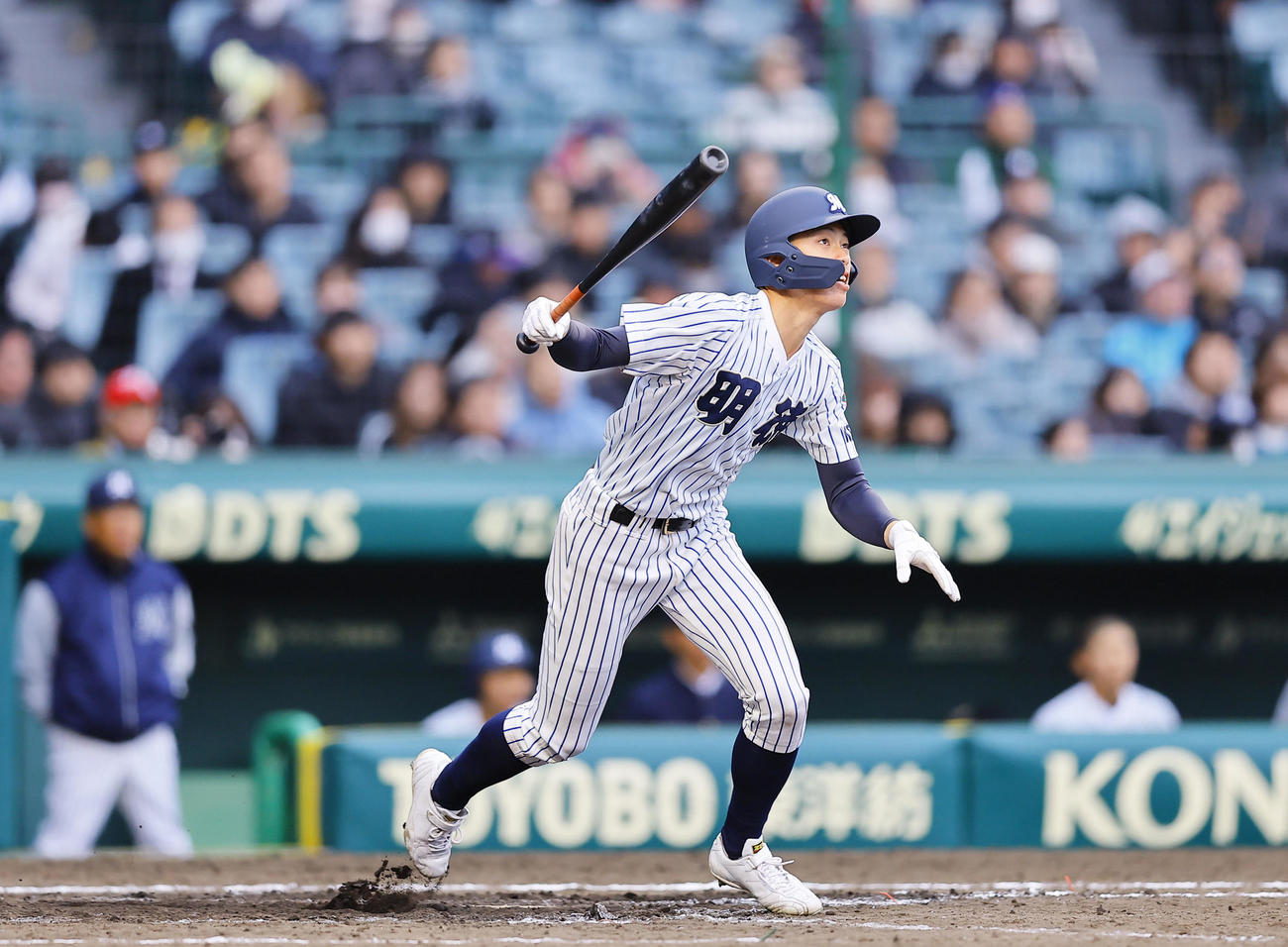 健大高崎対明徳義塾　5回裏明徳義塾2死二塁、藤森は右越えに同点適時三塁打を放つ（撮影・藤尾明華）