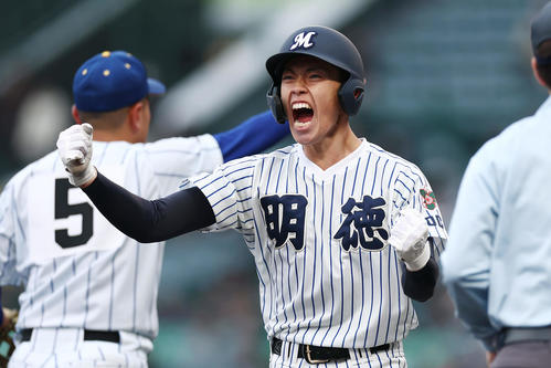 健大高崎対明徳義塾　5回裏明徳義塾2死二塁、同点の右越え適時三塁打を放ち、ガッツポーズする藤森（撮影・前田充）