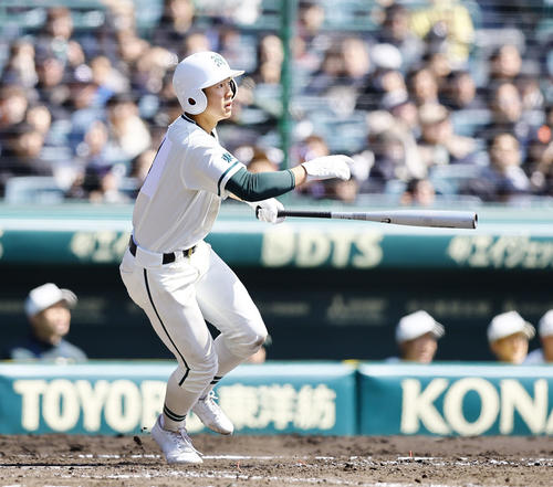 柳ケ浦対二松学舎大付　4回裏二松学舎大付無死二、三塁、土屋は先制の中犠飛を放つ（撮影・藤尾明華）