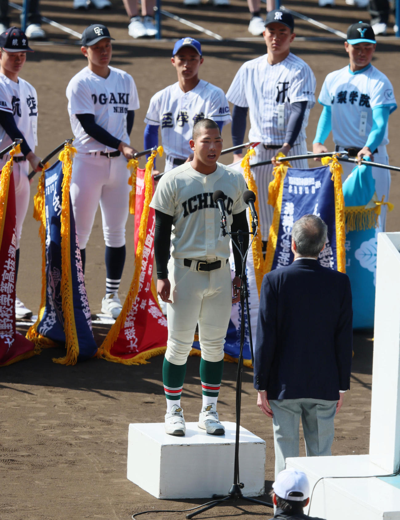 選手宣誓を行う市和歌山・川辺謙信主将（撮影・加藤哉）
