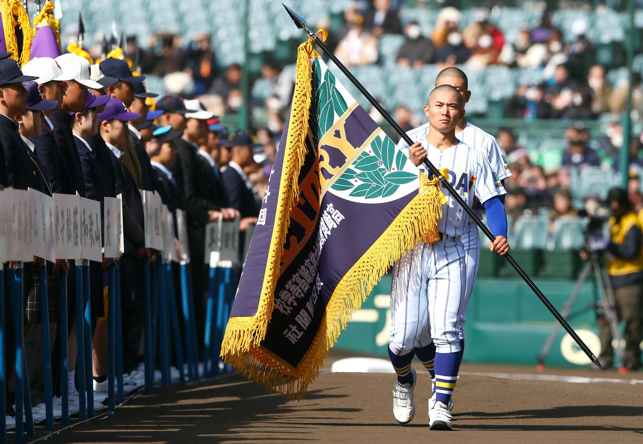 優勝旗のレプリカを受け取り列に戻る健大高崎・加藤主将（撮影・上山淳一）