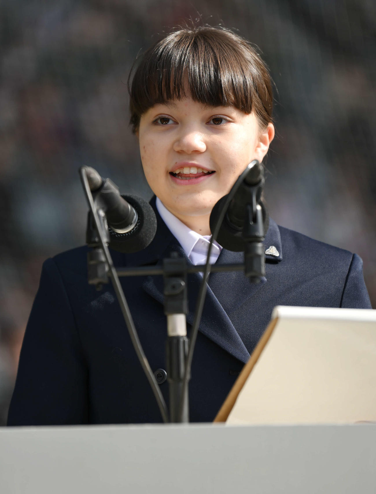 開会式で入場行進の司会を務める古賀美希さん（2024年3月18日撮影）