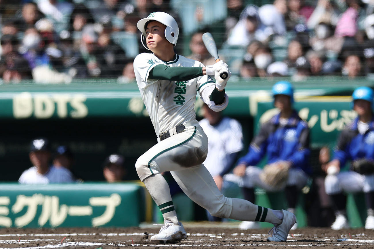柳ヶ浦対二松学舎大付　6回裏二松学舎大付2死二塁、勝ち越しの左越え適時二塁打を放つ入山（撮影・前田充）