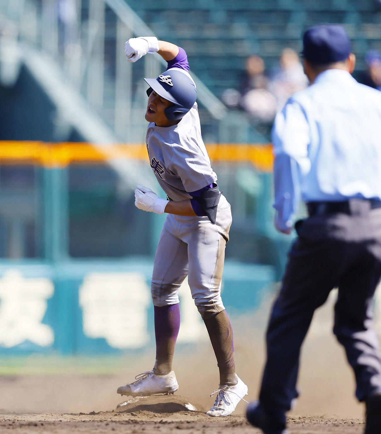 米子松蔭対花巻東　1回裏花巻東2死二塁、山崎は左越えに適時二塁打を放ちガッツポーズをする（撮影・藤尾明華）