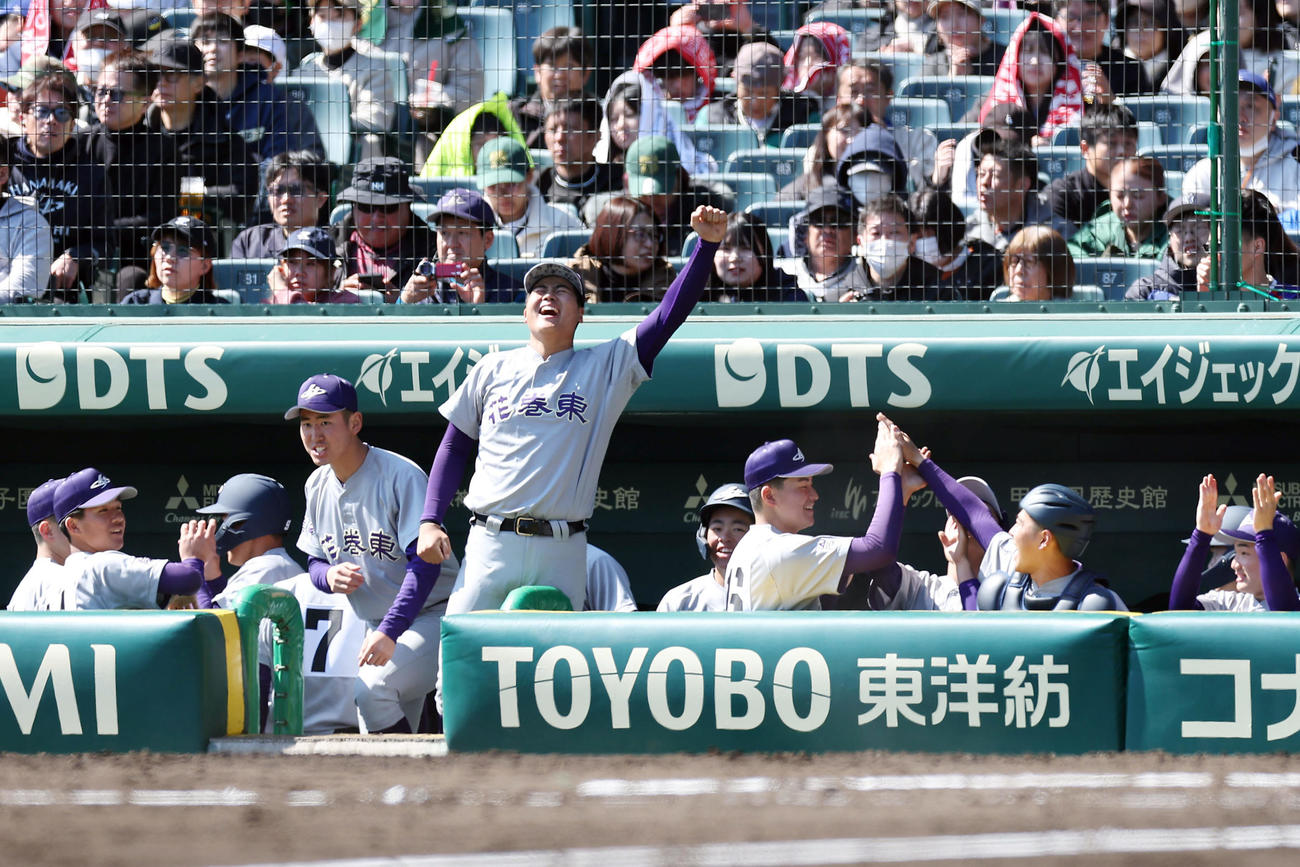 米子松蔭対花巻東　1回裏花巻東1死一、二塁、赤間が先制適時二塁打を放ち、ベンチで喜ぶ花巻東の選手たち（撮影・前田充）
