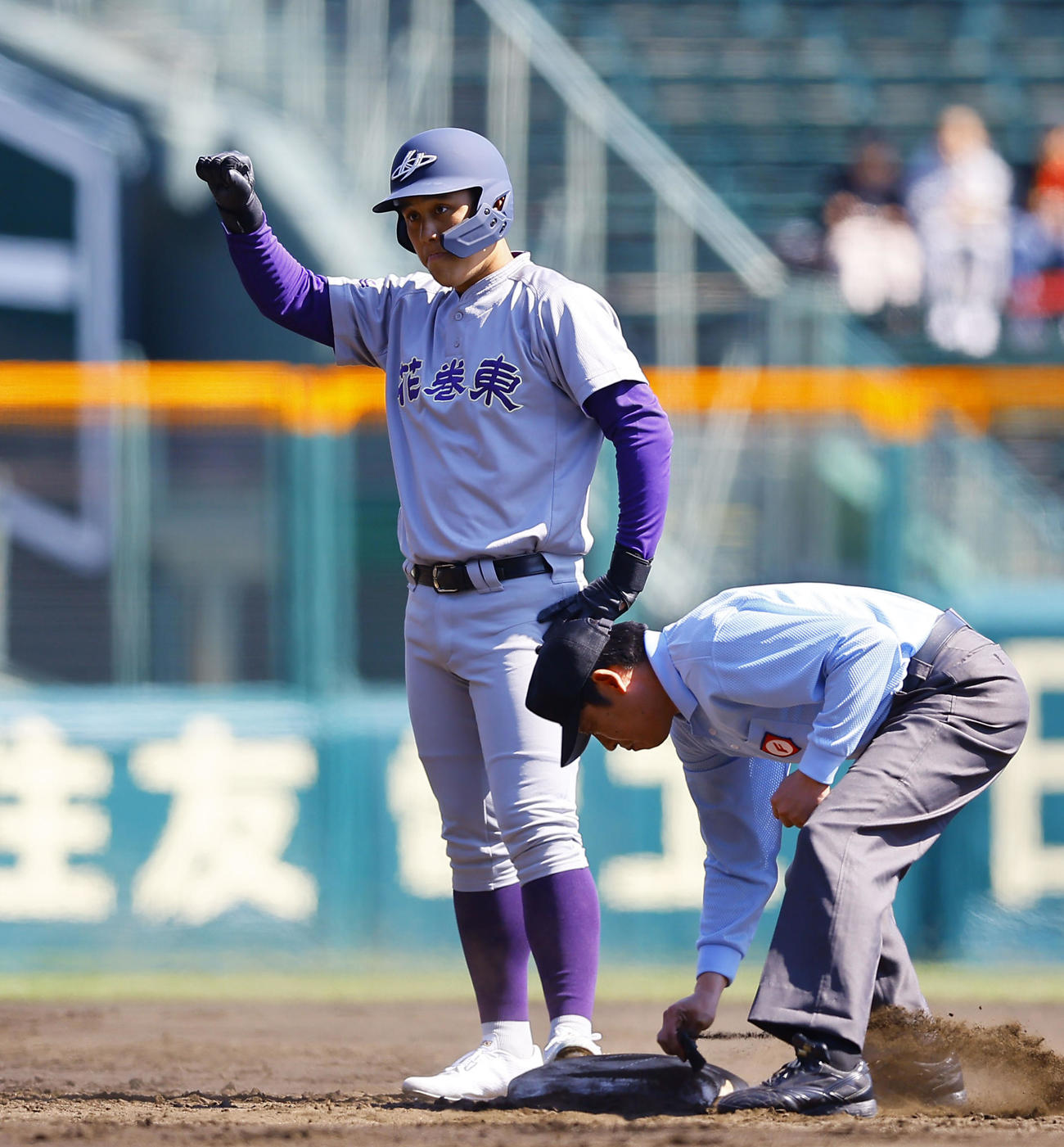 米子松蔭対花巻東　1回裏花巻東1死一、二塁、赤間は中越えに先制の適時二塁打を放ちガッツポーズをする（撮影・藤尾明華）