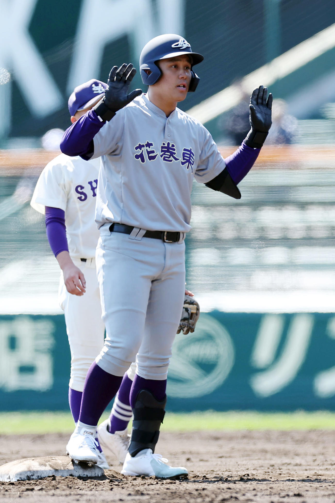 米子松蔭対花巻東　1回裏花巻東1死一、二塁、先制の中越え適時二塁打を放った赤間（撮影・前田充）