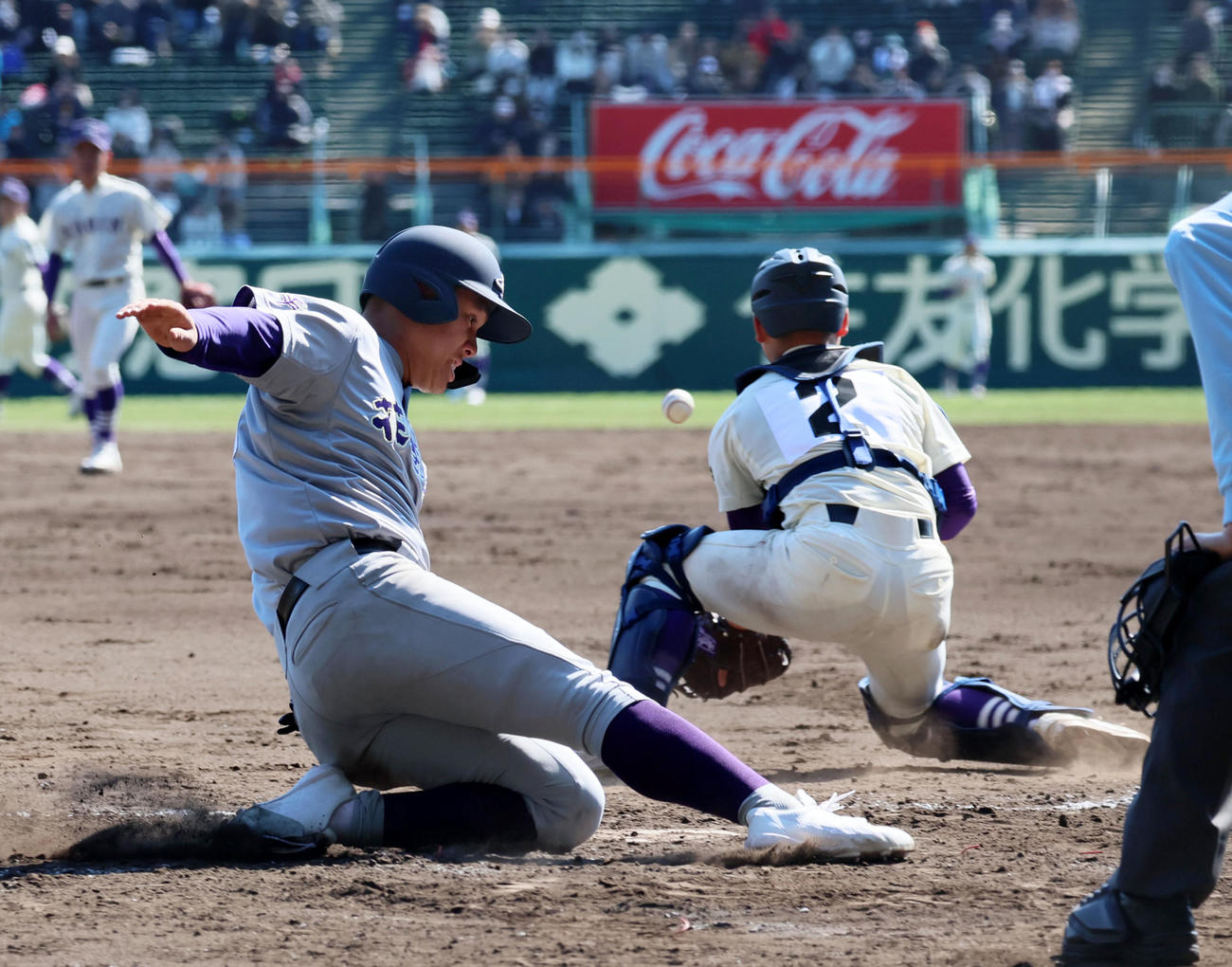 米子松蔭対花巻東　3回裏花巻東2死一、三塁、山崎の中越え適時2点適時打で生還する二塁走者の赤間（撮影・加藤哉）