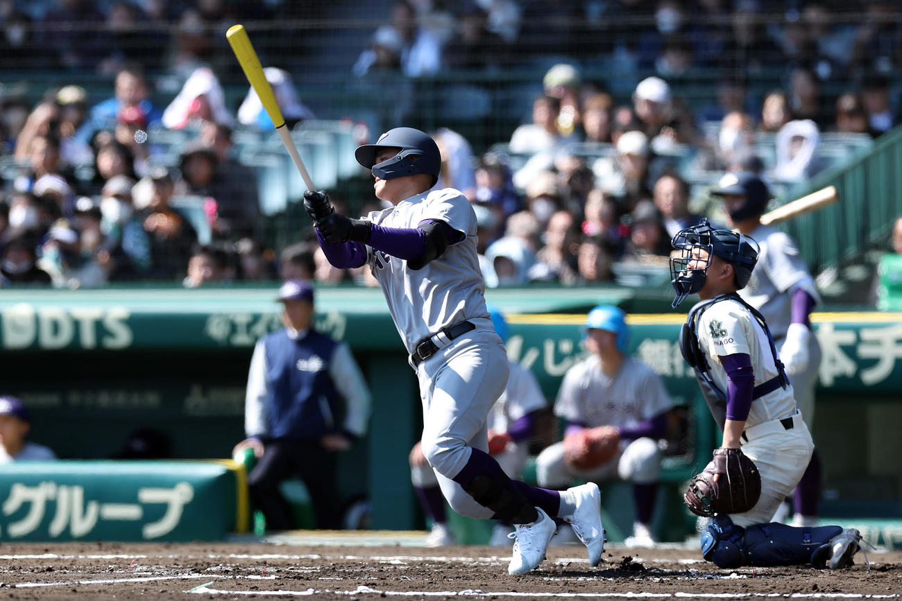 米子松蔭対花巻東　1回裏花巻東1死一、二塁、先制の中越え適時二塁打を放つ赤間（撮影・前田充）