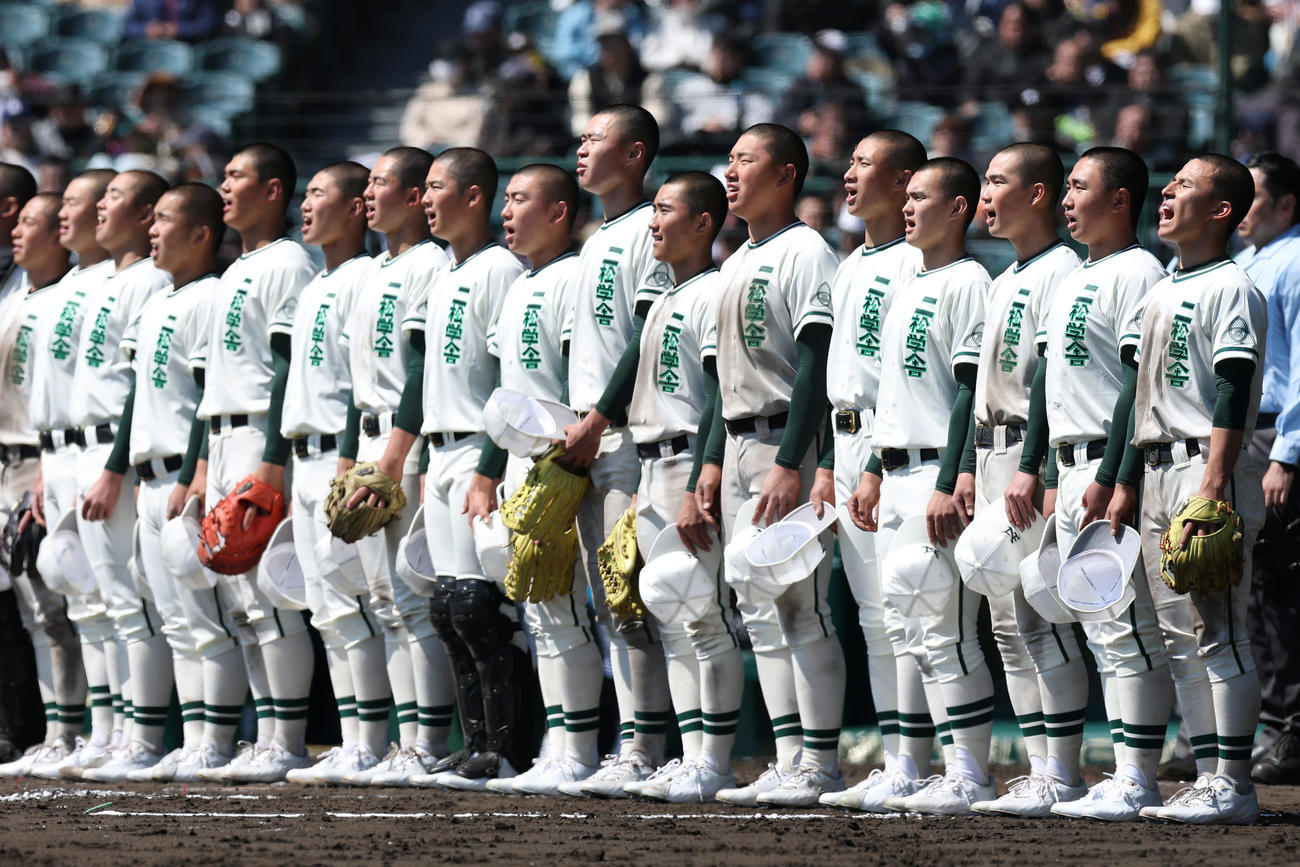 柳ヶ浦対二松学舎大付　柳ケ浦に勝利し、校歌を斉唱する二松学舎大付の選手たち（撮影・前田充）