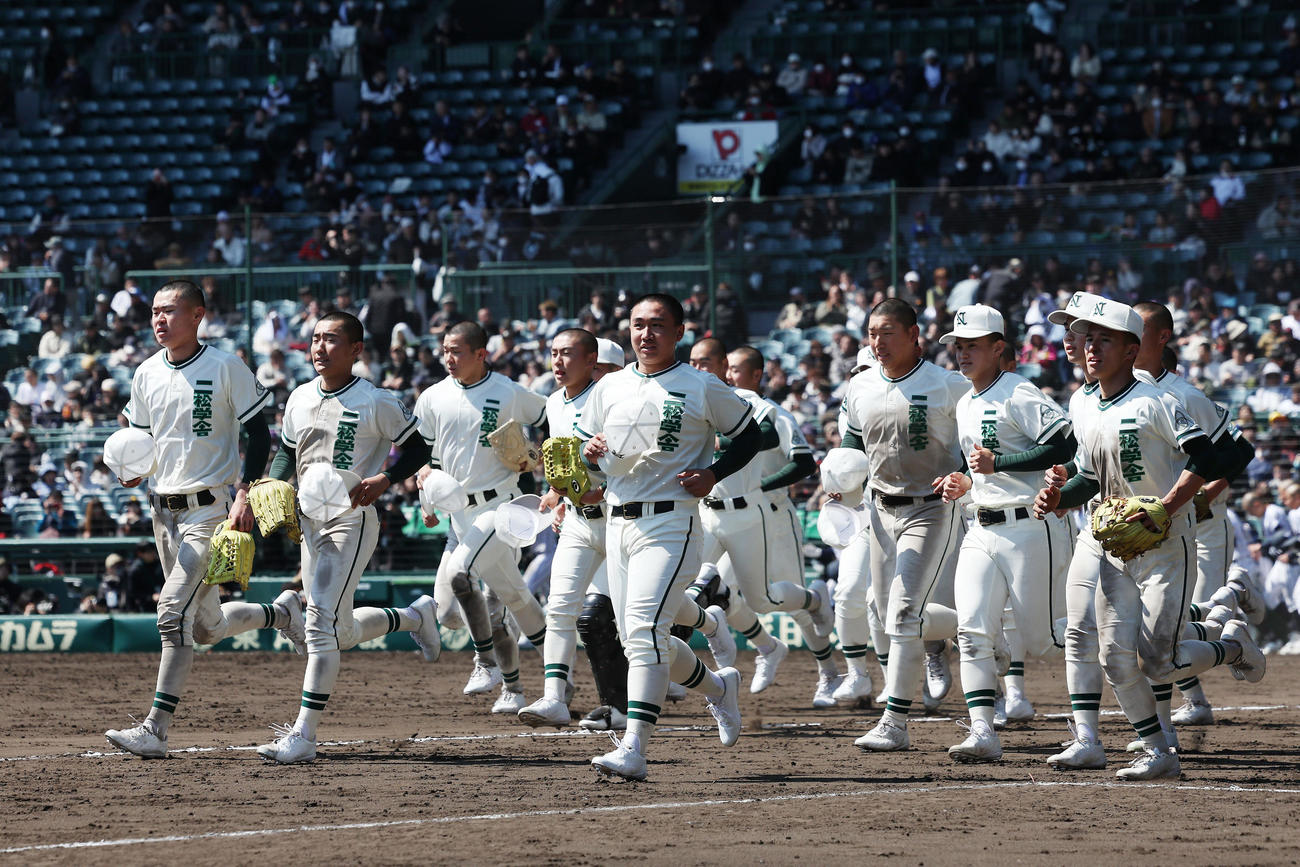 柳ヶ浦対二松学舎大付　柳ケ浦に勝利し、アルプススタンドの応援団に向かって駆け出す二松学舎大付（撮影・前田充）