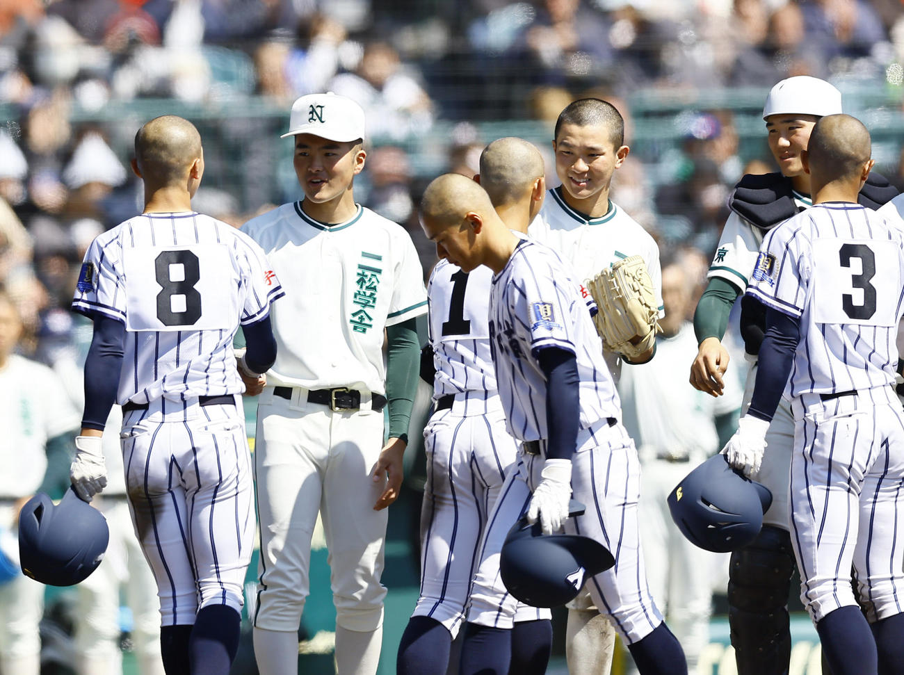 柳ケ浦対二松学舎大付　柳ケ浦に勝利し、握手を交わす二松学舎大付・佐南（左から2人目）ら（撮影・藤尾明華）