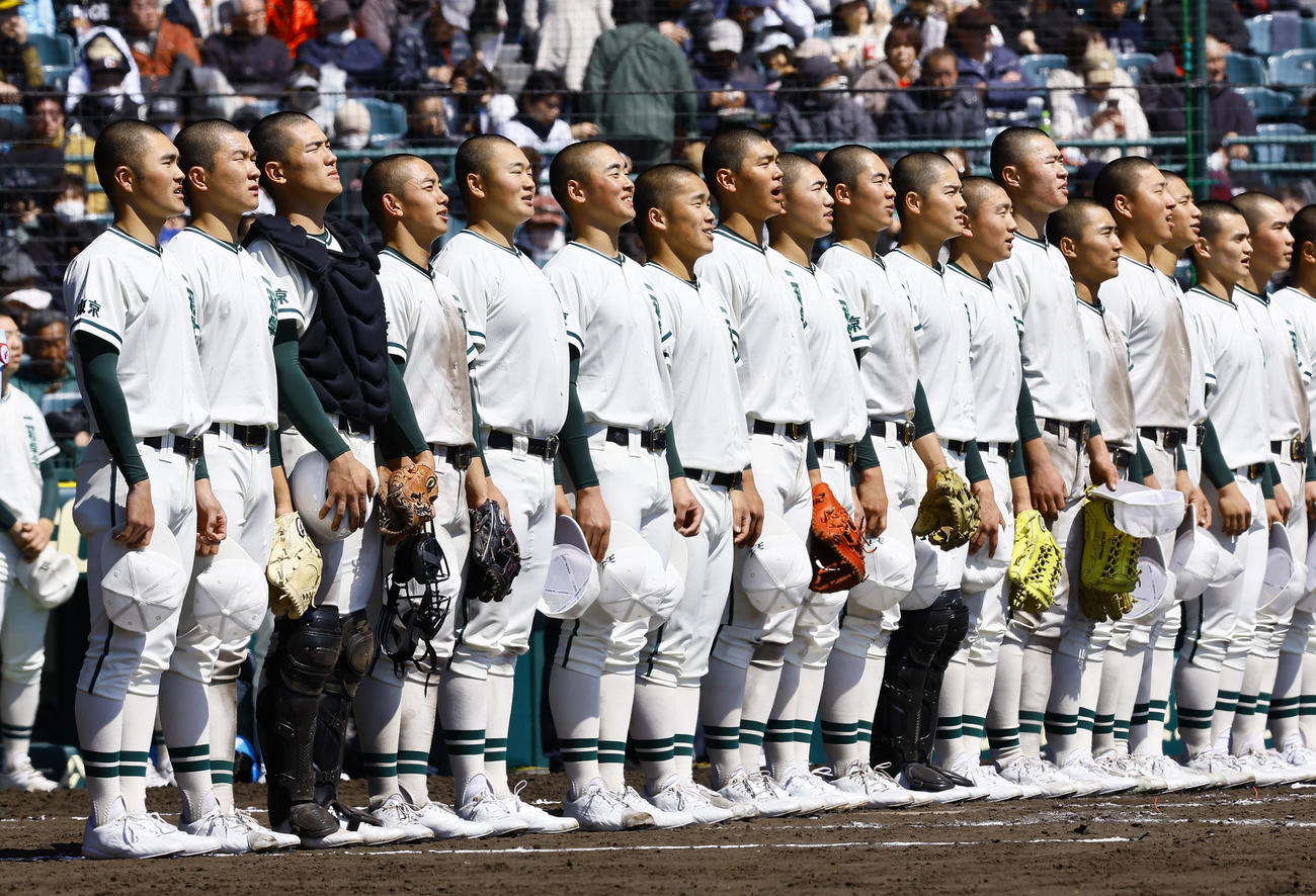 柳ケ浦対二松学舎大付　柳ケ浦に勝利し、校歌を歌う二松学舎大付ナイン（撮影・藤尾明華）