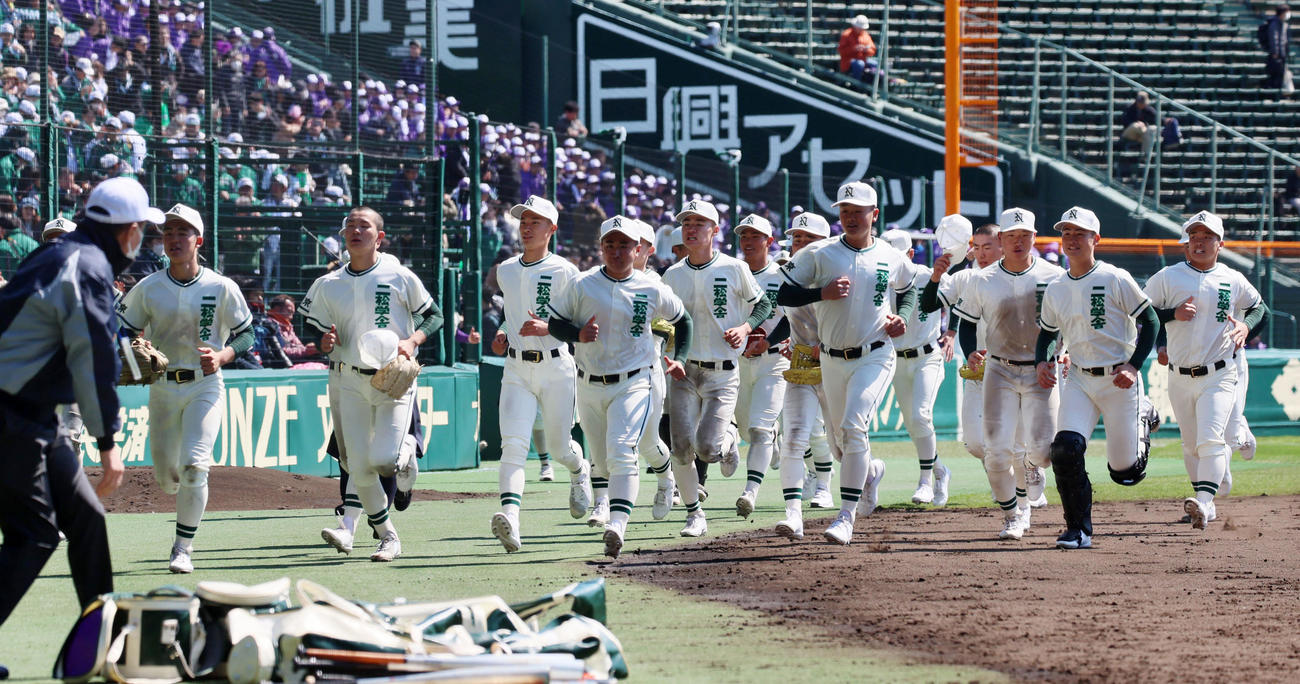 柳ケ浦対二松学舎大付　アルプススタンドの応援団にあいさつを終え駆け足で戻る二松学舎大付ナイン（撮影・加藤哉）