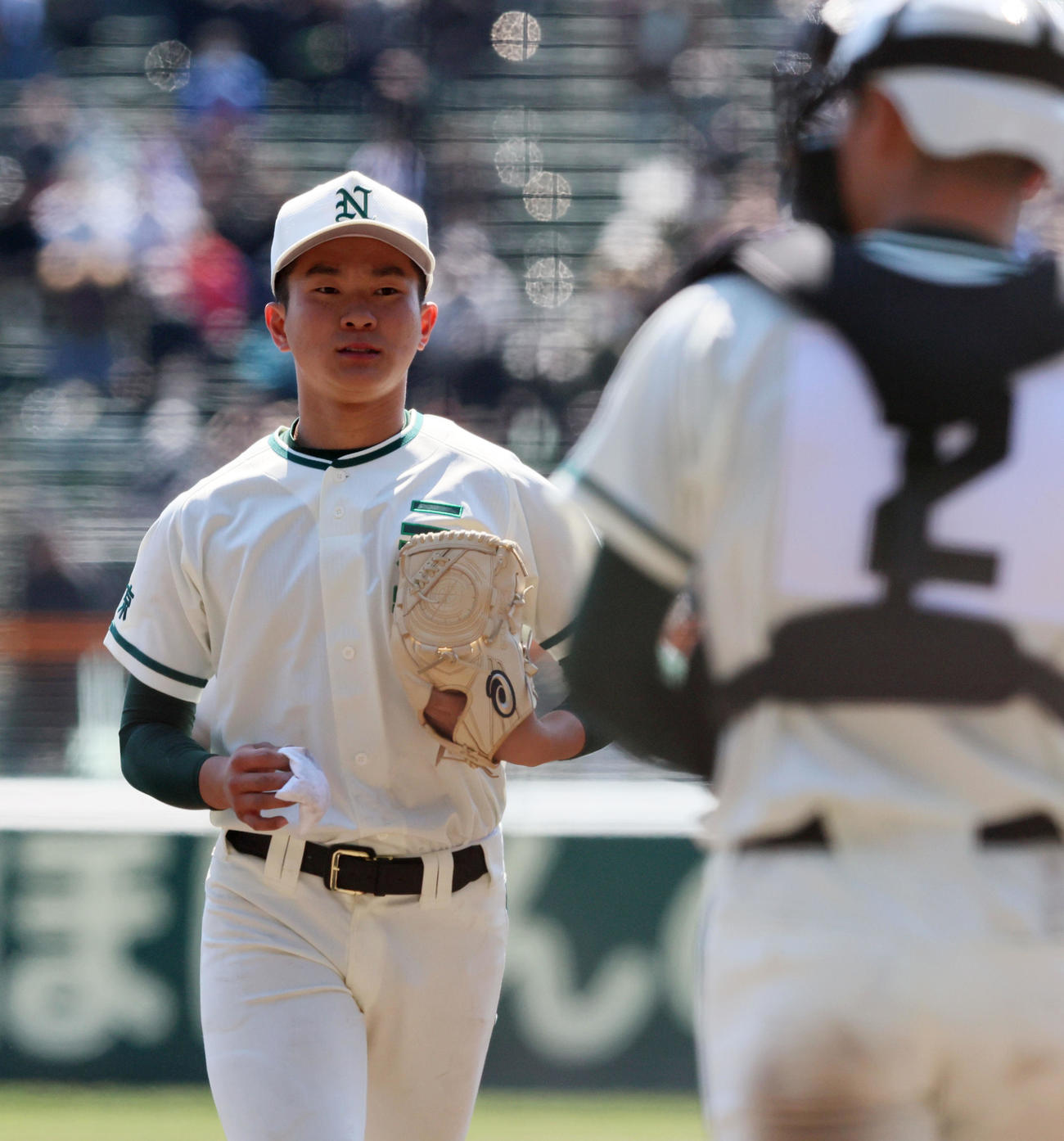 柳ケ浦対二松学舎大付　9回表柳ケ浦2死一塁、及川は代打今村を三振に仕留めて初戦勝利し本塁へ向かう（撮影・加藤哉）