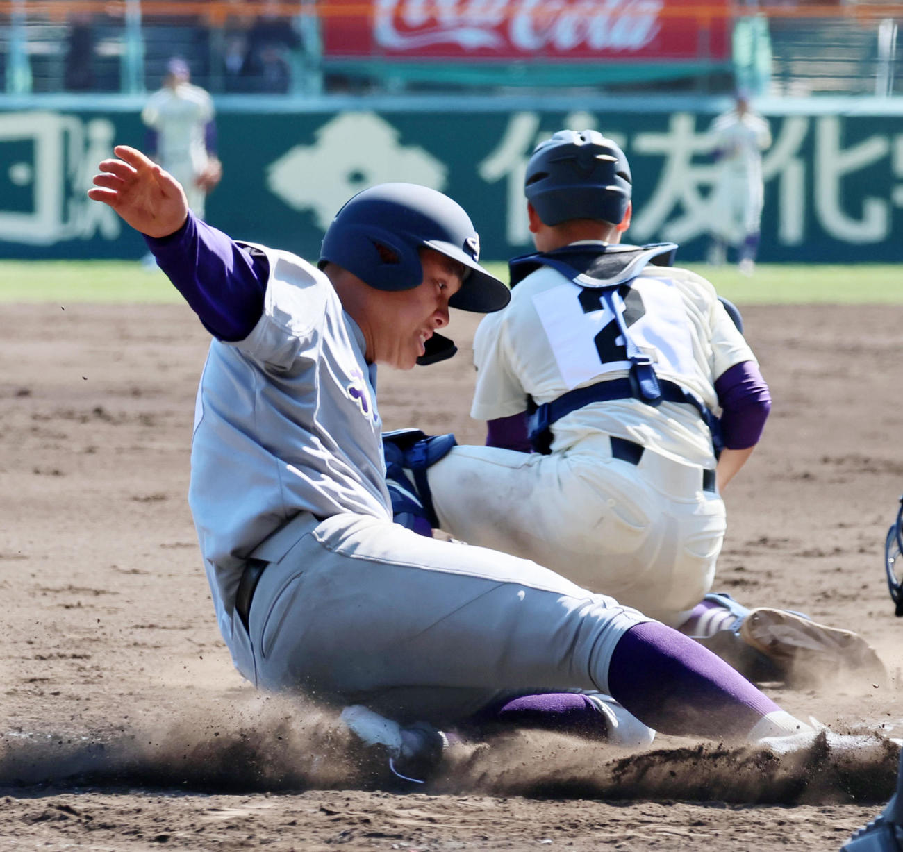 米子松蔭対花巻東　3回裏花巻東2死一、三塁、山崎の中越え適時2点適時打で生還する二塁走者の赤間（撮影・加藤哉）