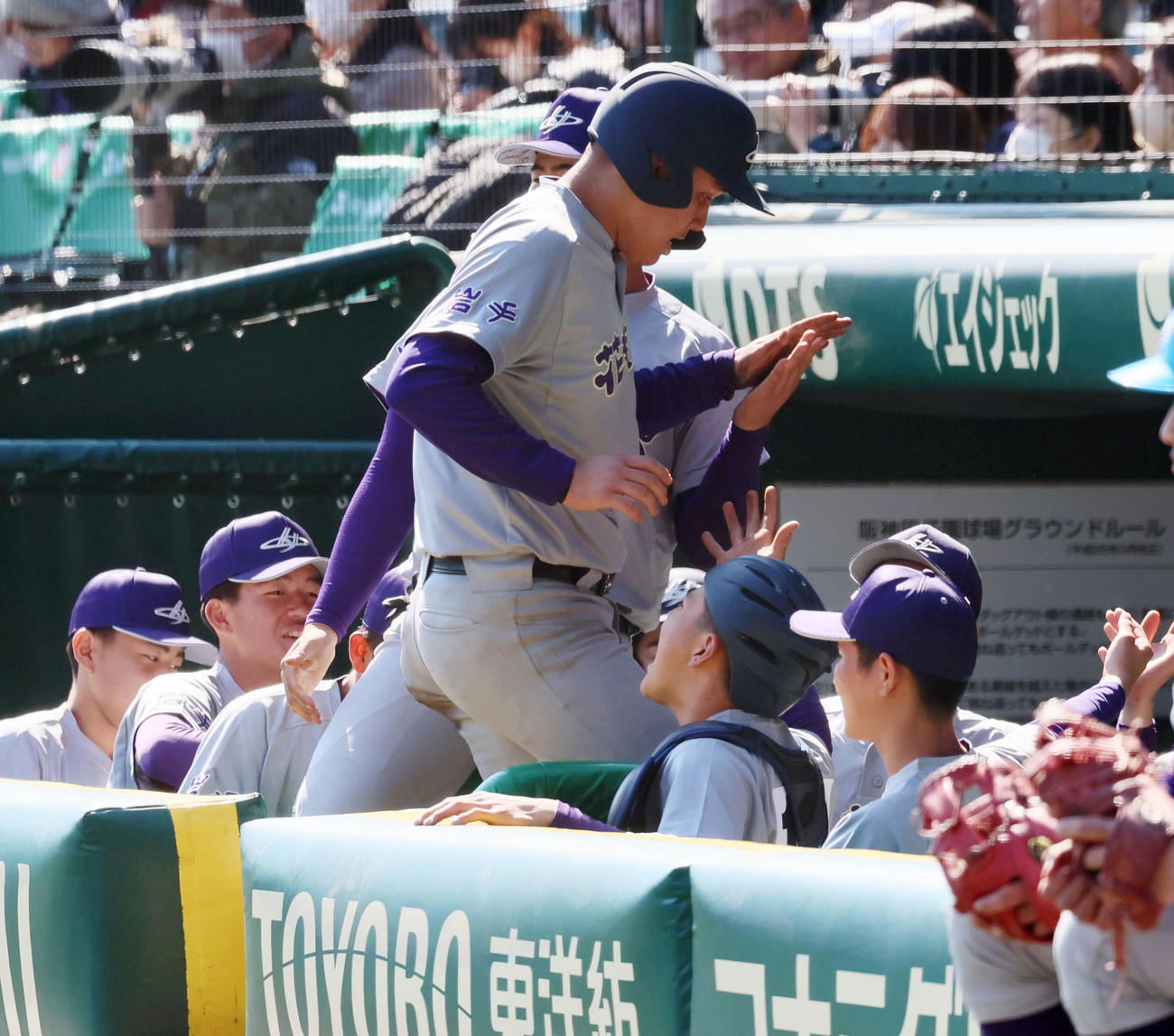 米子松蔭対花巻東　3回裏花巻東2死一、三塁、山崎の中越え適時2点適時打で生還しベンチのナインとタッチする二塁走者赤間（撮影・加藤哉）