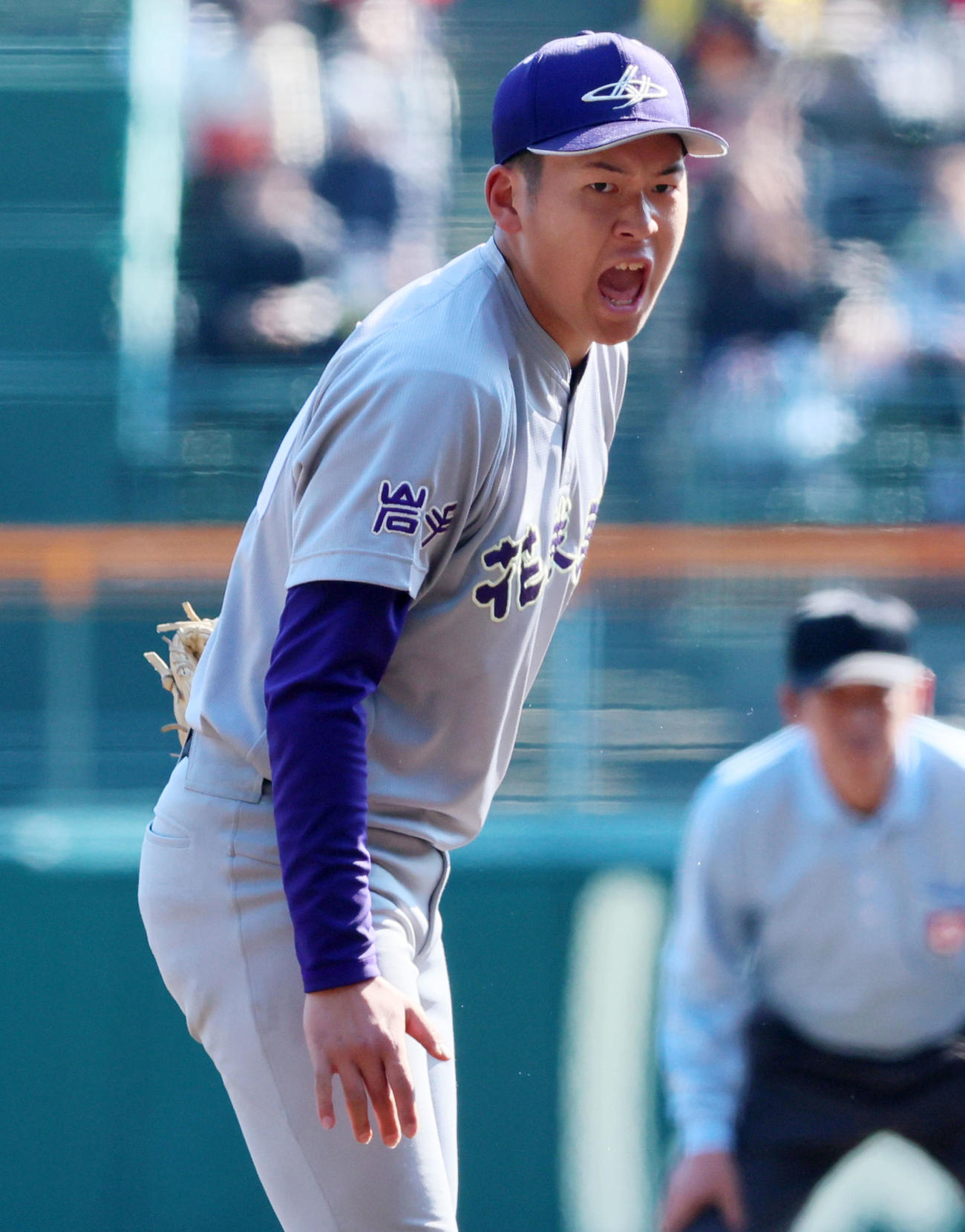 米子松蔭対花巻東　5回表米子松蔭2死一、二塁、杉山を三振に仕留めマウンドで雄たけびを上げる花巻東・金野（撮影・加藤哉）