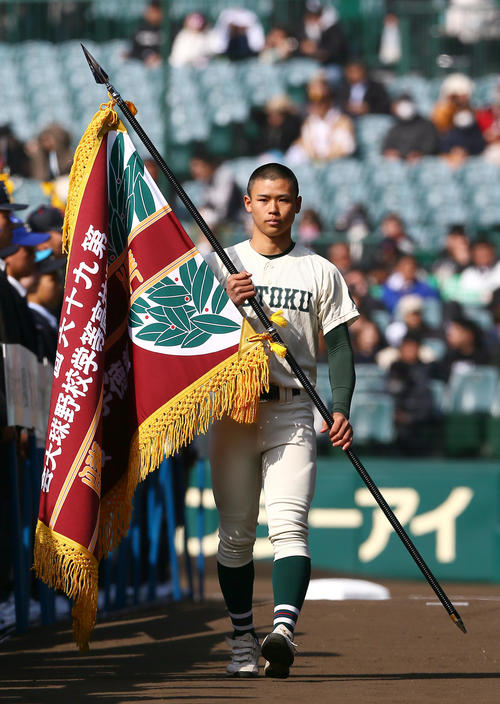 【センバツ】報徳学園が準優勝旗返還　橋本友樹主将「悔しさが一番。夏は絶対に全員で戻りたい」