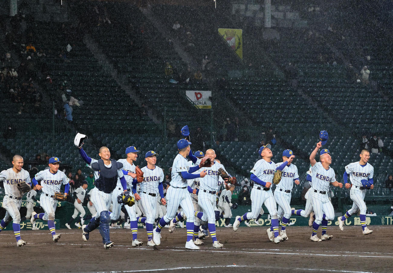 健大高崎対明徳義塾　明徳義塾に競り勝ち、大喜びで駆けだす健大高崎ナイン（撮影・藤尾明華）