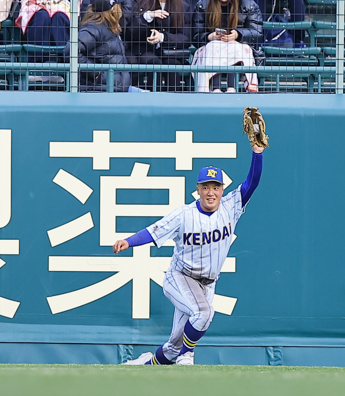 健大高崎対明徳義塾　3回裏明徳義塾2死、里山の左飛を好捕した佐伯（撮影・藤尾明華）