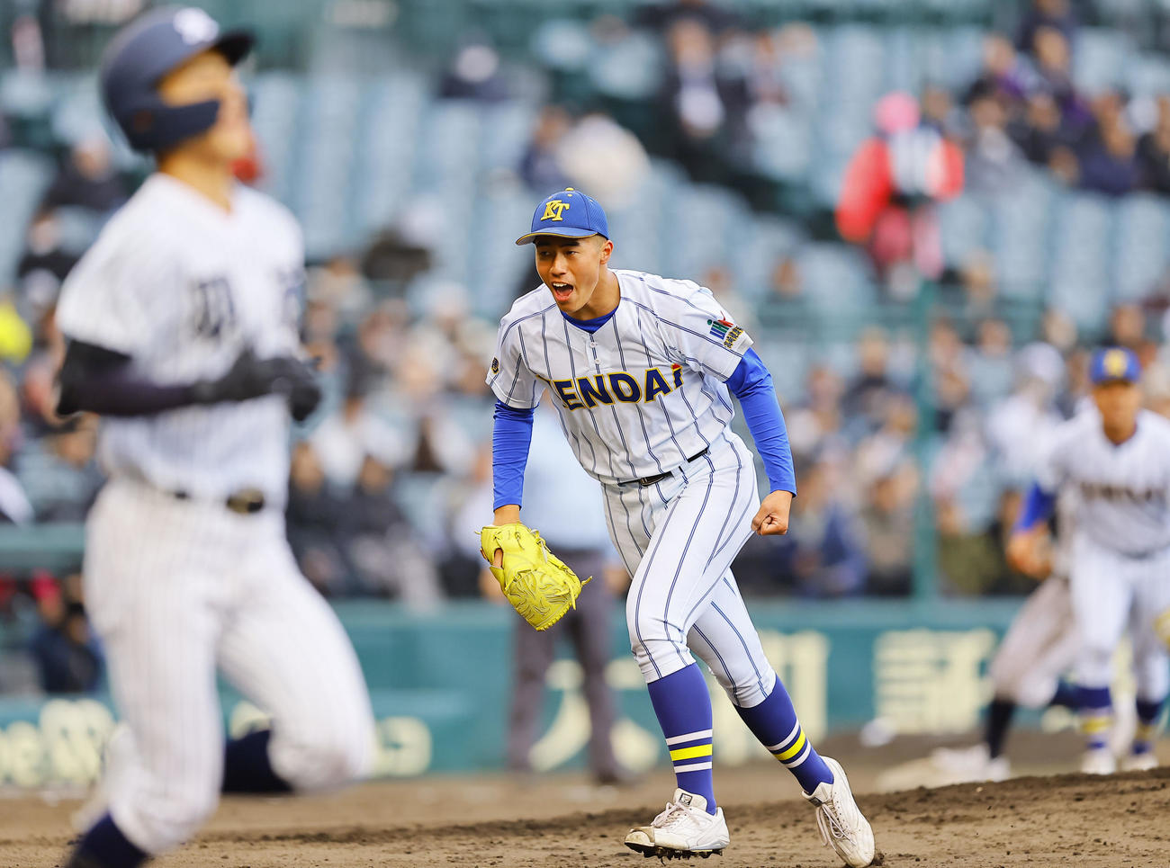 健大高崎対明徳義塾　4回裏明徳義塾2死二塁、池崎安侍朗（左）を投ゴロに打ち取りガッツポーズをする下重（撮影・藤尾明華）