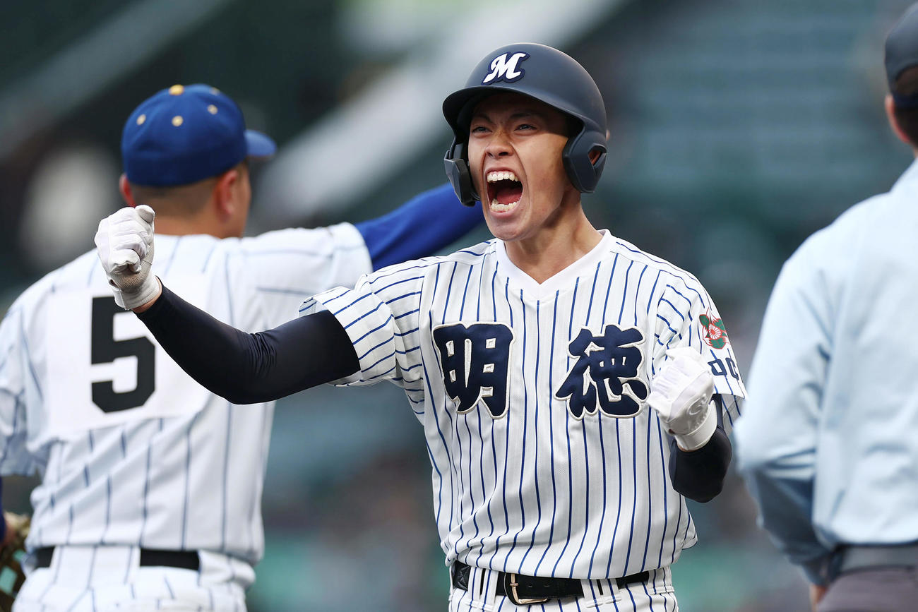 健大高崎対明徳義塾　5回裏明徳義塾2死二塁、同点の右越え適時三塁打を放ち、ガッツポーズする藤森（撮影・前田充）