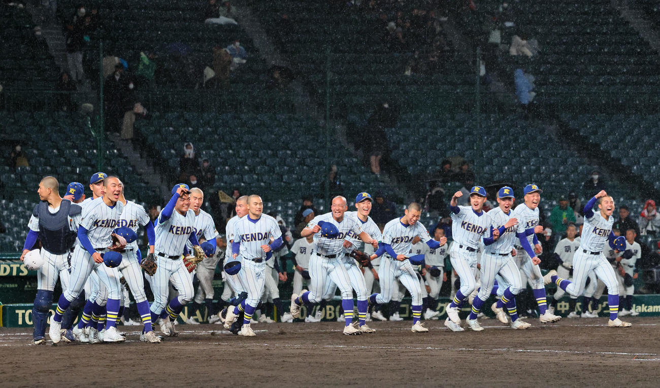 健大高崎対明徳義塾　明徳義塾に競り勝ち、大喜びで駆けだす健大高崎ナイン（撮影・藤尾明華）