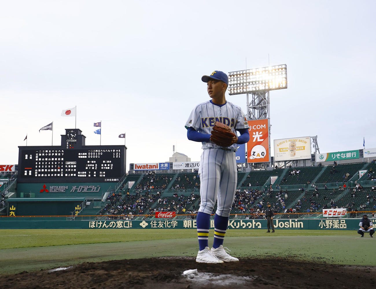 健大高崎対明徳義塾　ブルペンから試合を見つめる健大高崎・石垣（撮影・藤尾明華）