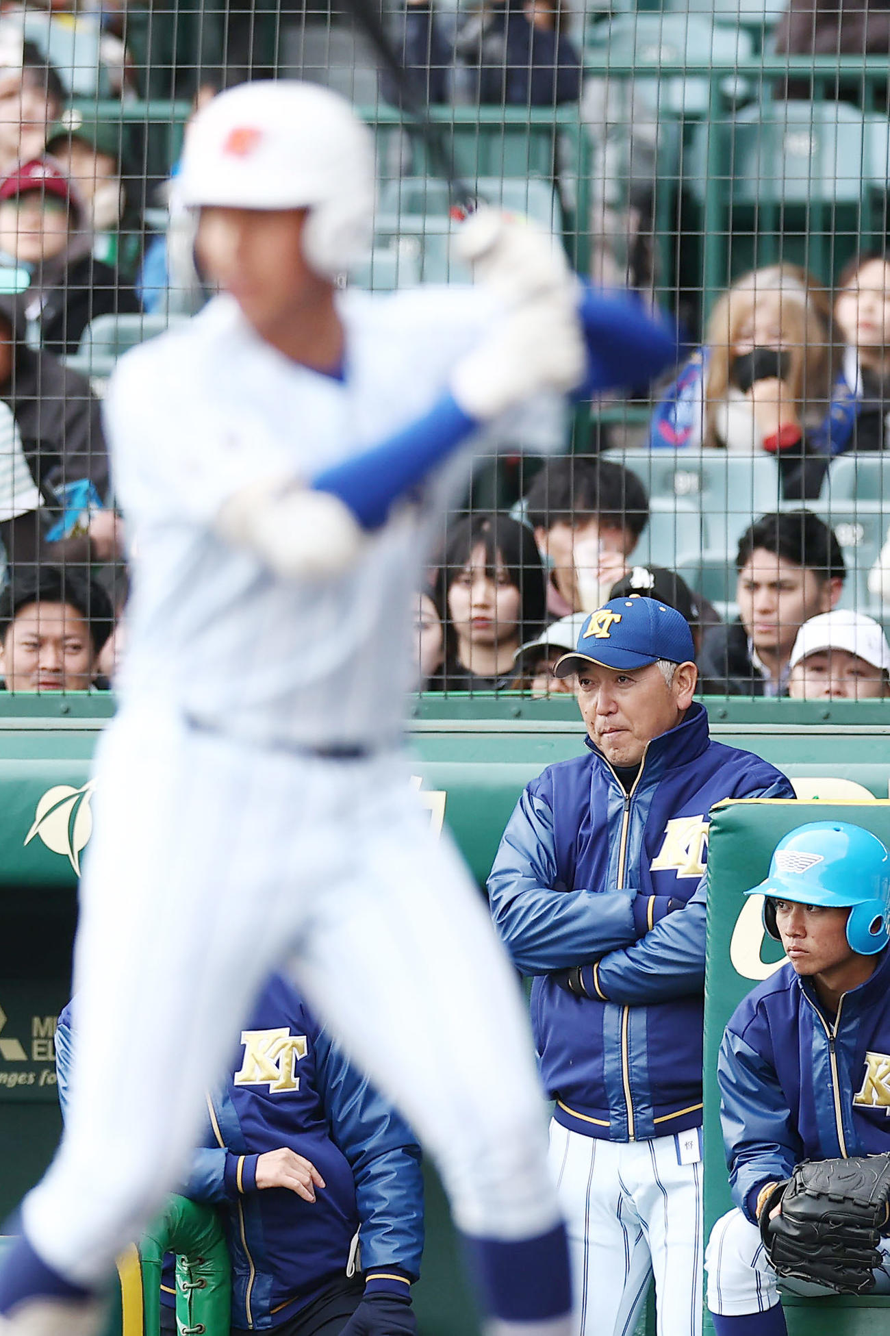健大高崎対明徳義塾　3回表、戦況を見守る青柳監督（右から2人目）（撮影・前田充）