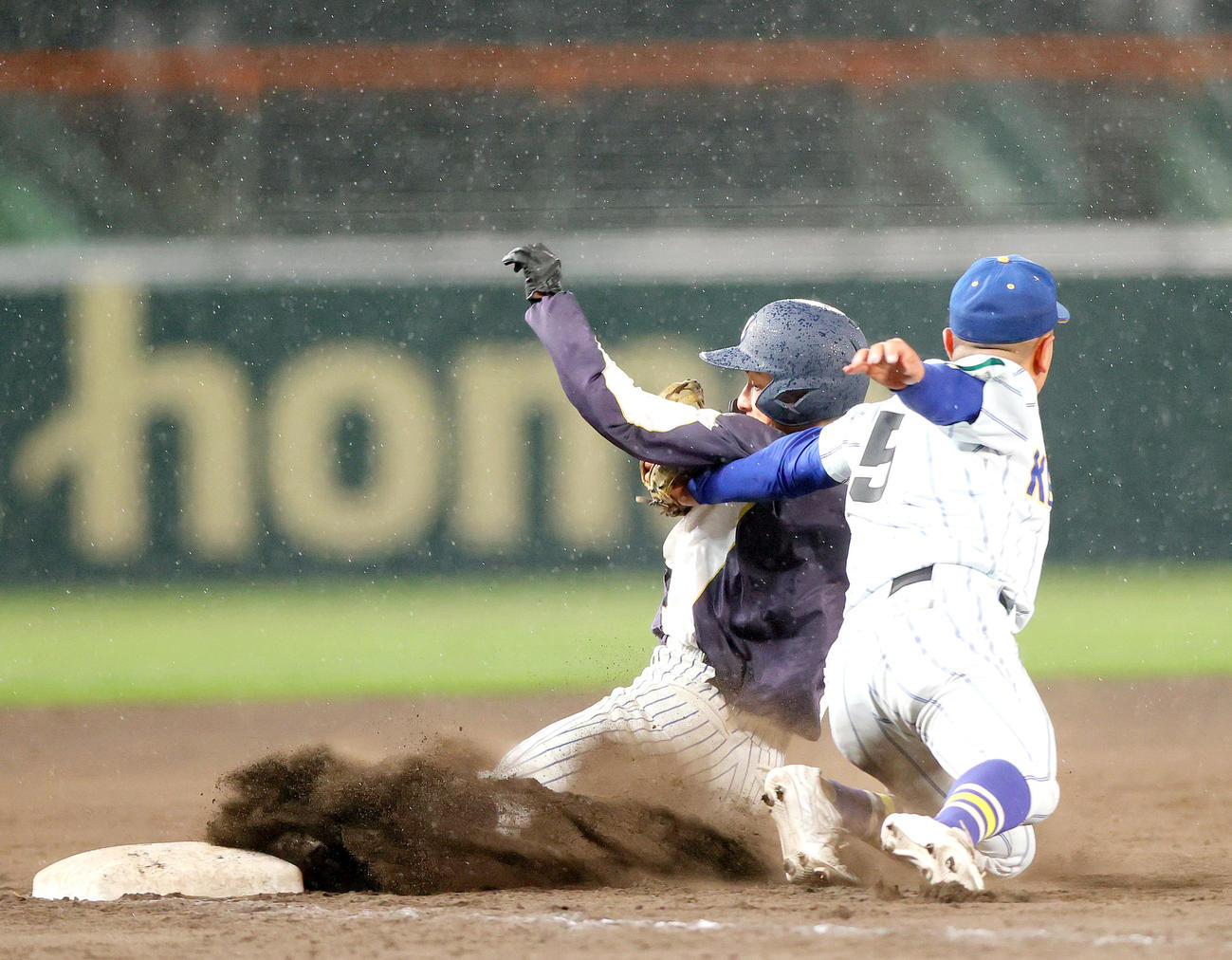 健大高崎対明徳義塾　タイブレーク10回裏明徳義塾無死一、二塁、二走・池崎（左）は二盗を狙うがタッチアウトとなる。三塁手・伊藤（撮影・上山淳一）