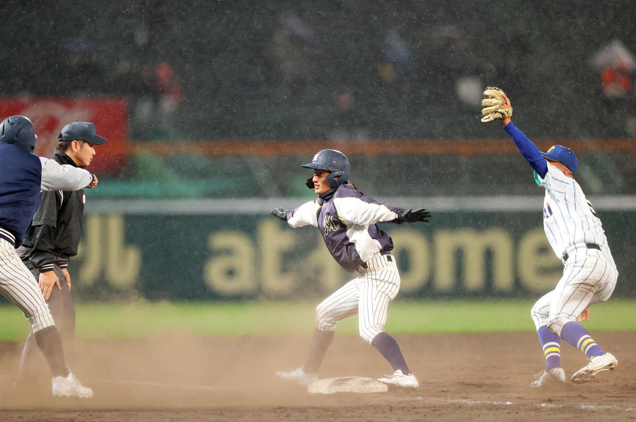 健大高崎対明徳義塾　タイブレーク10回裏明徳義塾無死一、二塁、二走・池崎（右）は二盗を狙うがタッチアウトとなる。三塁手・伊藤（撮影・上山淳一）