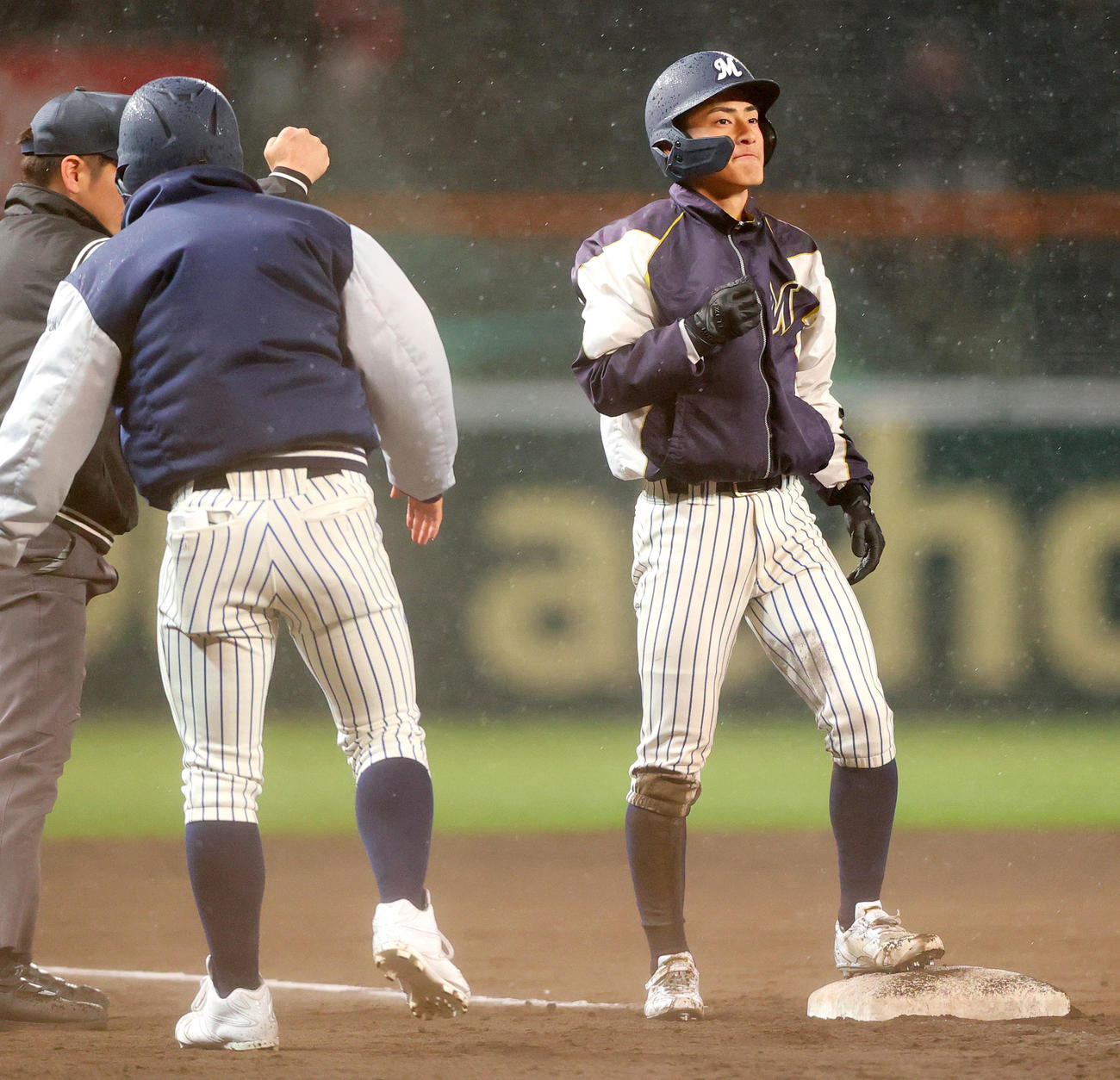 健大高崎対明徳義塾　タイブレーク10回裏明徳義塾無死一、二塁、二走・池崎（右）は二盗を狙うがタッチアウトとなる（撮影・上山淳一）