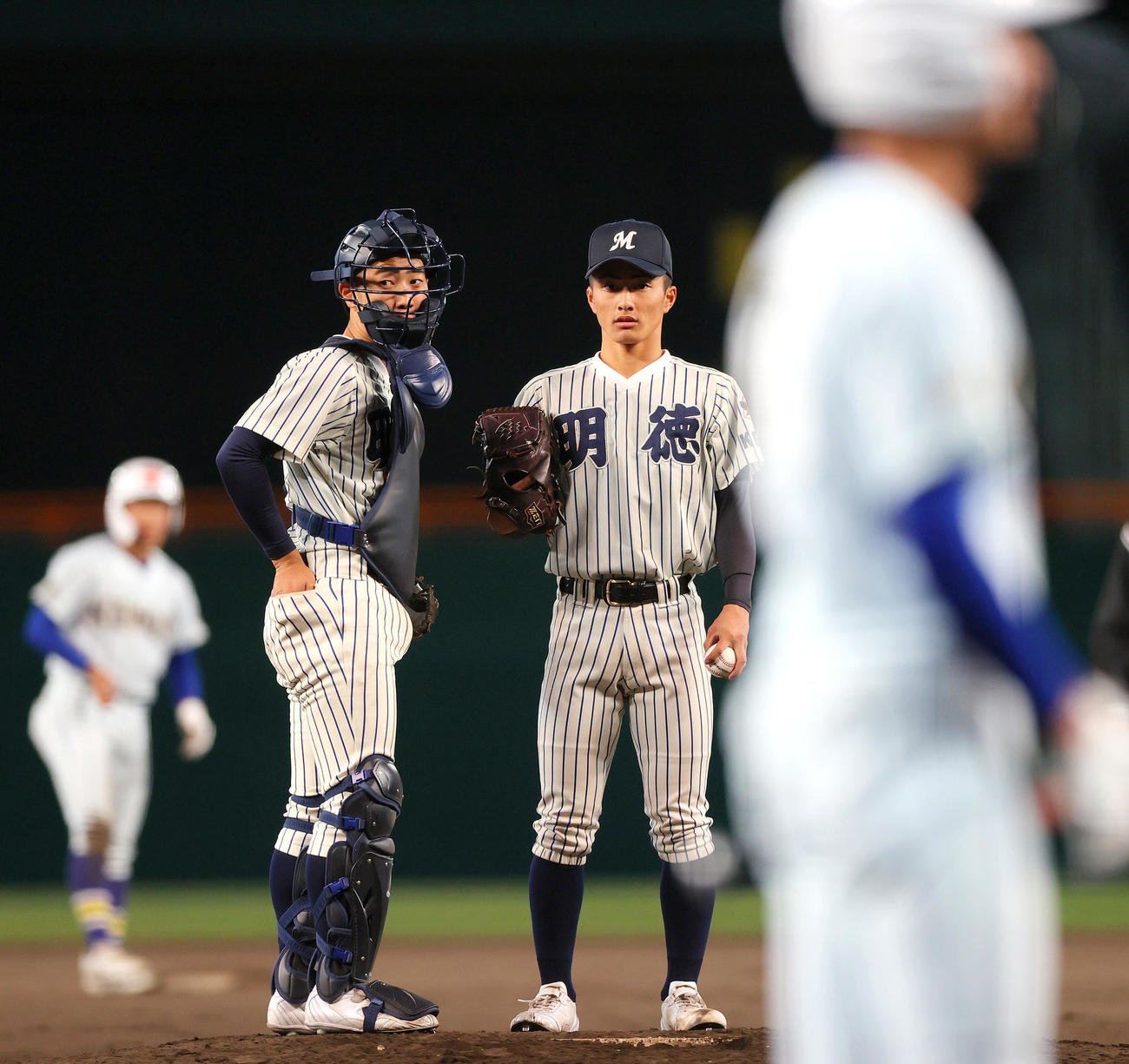 健大高崎対明徳義塾　タイブレーク10回表健大高崎1死二、三塁、栗原に中適時二塁打を浴びマウンドで話し合う投手・池崎（右）と捕手・里山（撮影・上山淳一）