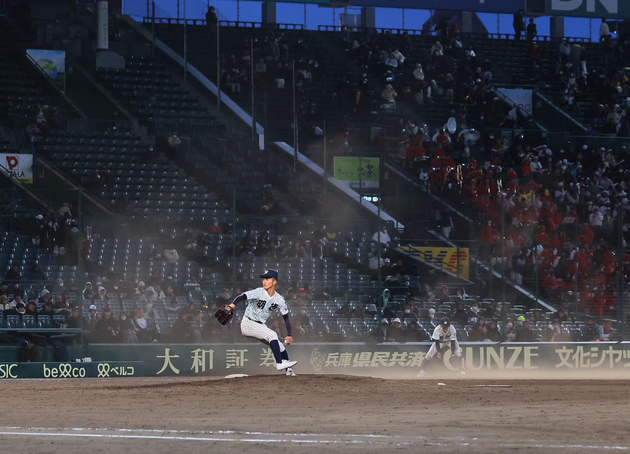 健大高崎対明徳義塾　9回、砂が舞い上がる中、投球練習をする明徳義塾・池崎（撮影・藤尾明華）