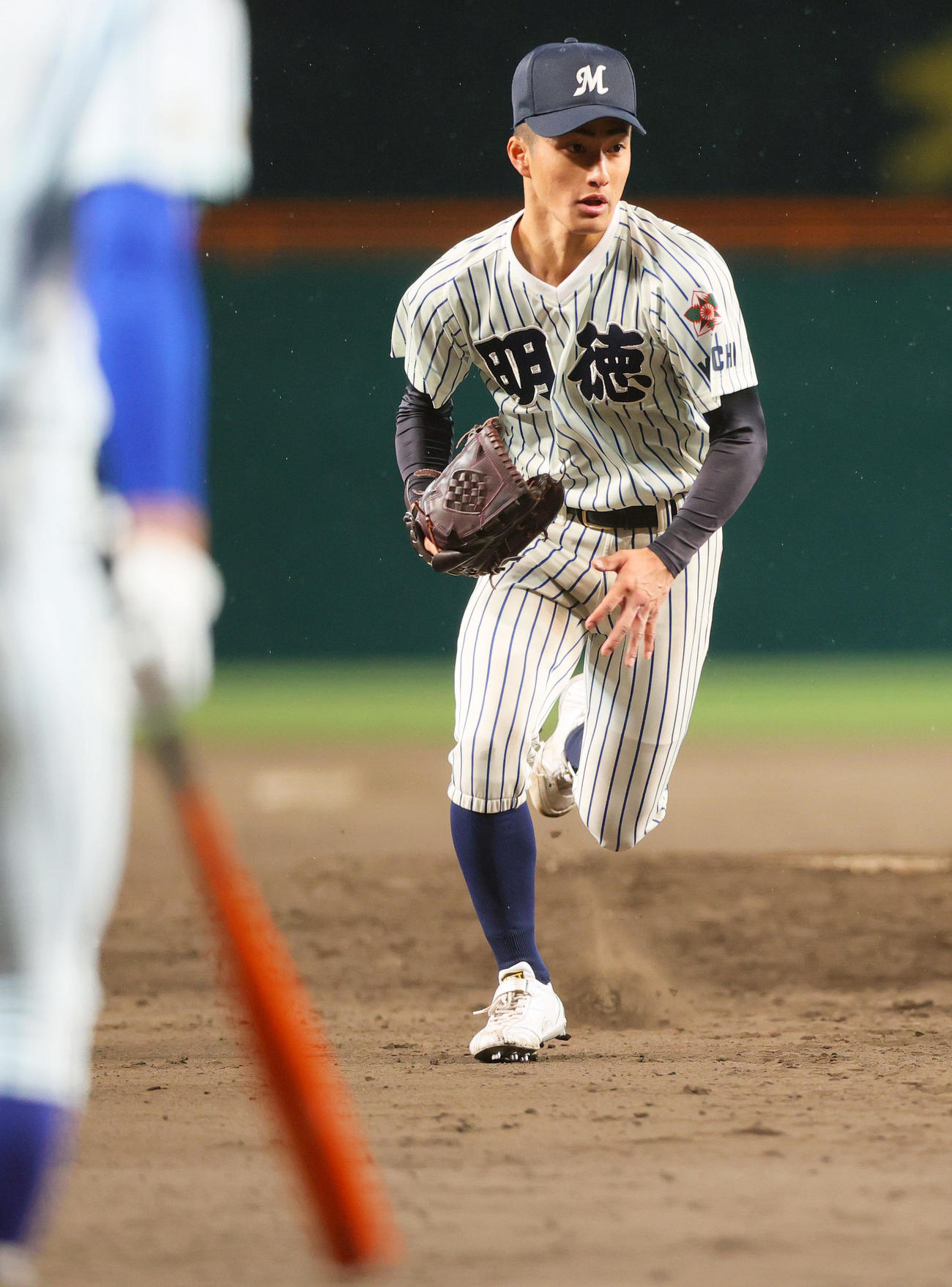 健大高崎対明徳義塾　タイブレーク10回表健大高崎2死三塁、打者・鶴岡の時、投手・池崎は暴投し失点する（撮影・上山淳一）