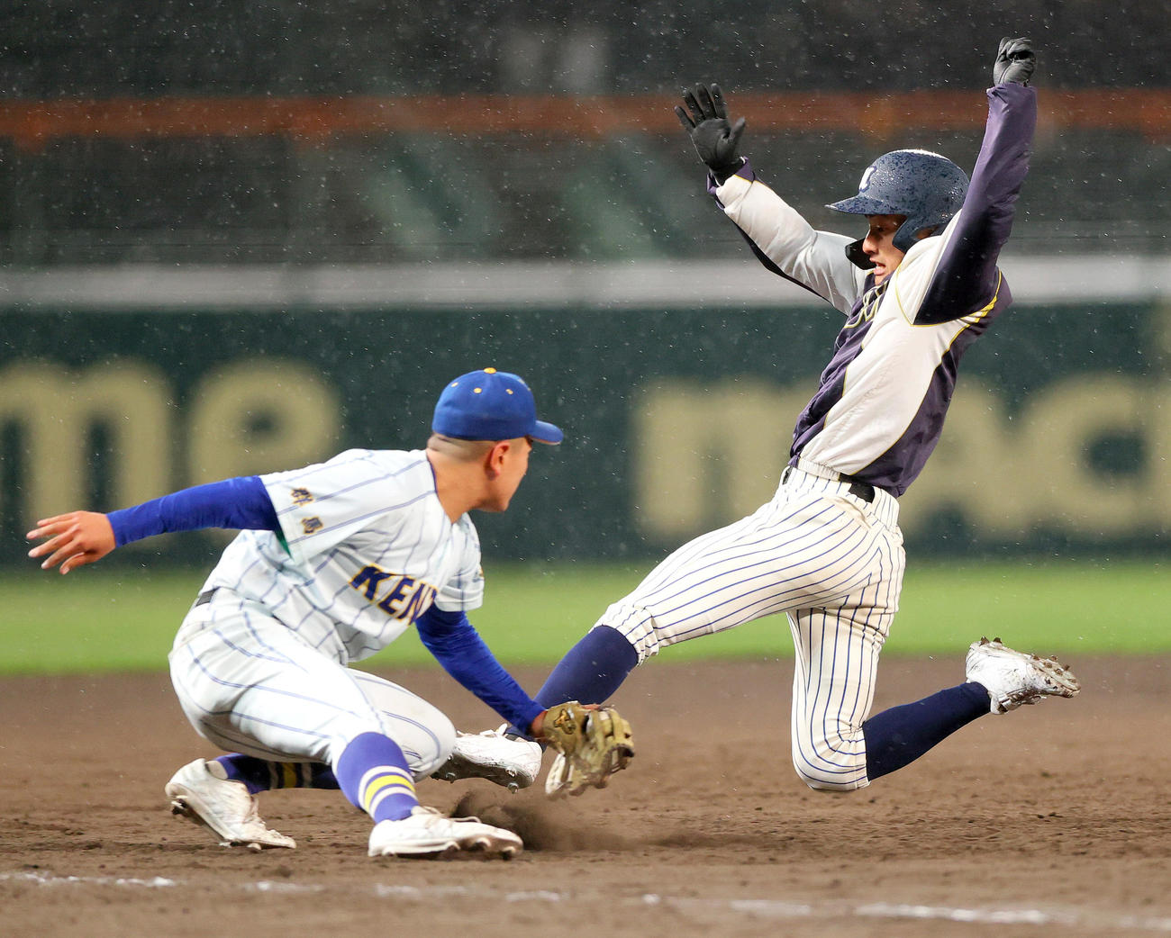 健大高崎対明徳義塾　タイブレーク10回裏明徳義塾無死一、二塁、二走・池崎（右）は二盗を狙うがタッチアウトとなる。三塁手・伊藤（撮影・上山淳一）