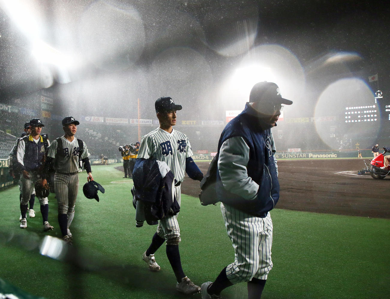 健大高崎対明徳義塾　健大高崎にタイブレーク10回で破れ甲子園球場を後にする明徳義塾・馬監督（右）と池崎（同2人目）ら（撮影・上山淳一）