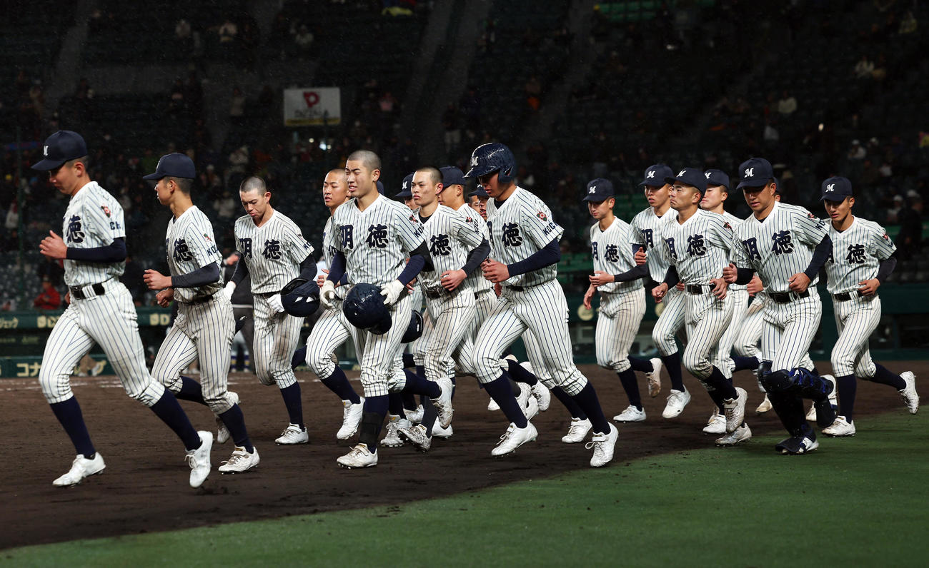健大高崎対明徳義塾　健大高崎に敗れ、悔しそうにあいさつに向かう明徳義塾の選手たち（撮影・前田充）
