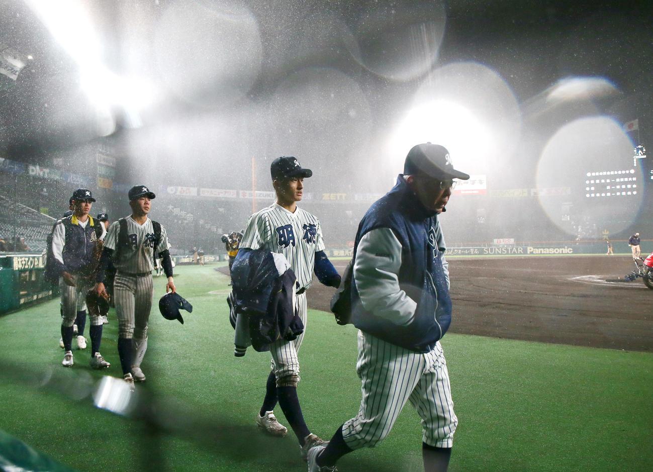 健大高崎対明徳義塾　健大高崎にタイブレーク10回で破れ甲子園球場を後にする明徳義塾・馬監督（右）と池崎（同2人目）ら（撮影・上山淳一）
