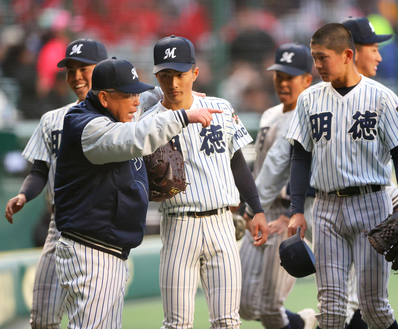 健大高崎対明徳義塾　8回表を無失点に抑えたエース池崎（左から3人目）に話す馬淵監督（同2人目）（撮影・上山淳一）