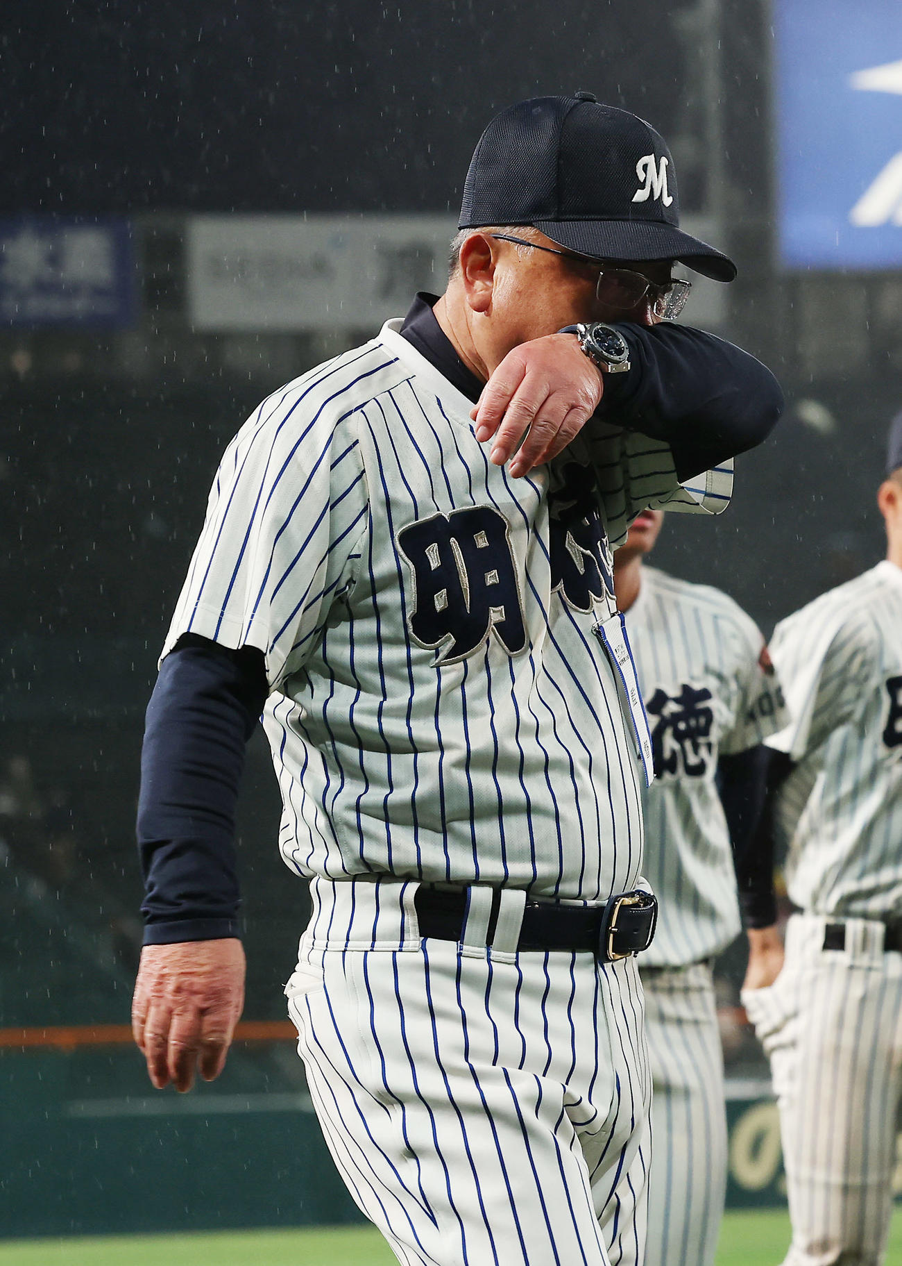 健大高崎対明徳義塾　健大高崎に敗れ、引き揚げる明徳義塾・馬淵監督（撮影・前田充）