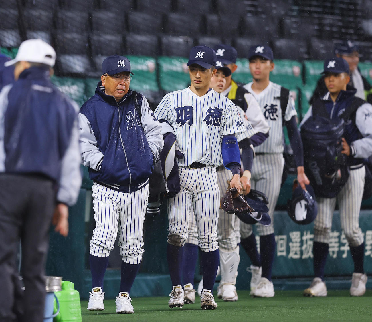 健大高崎対明徳義塾　健大高崎に敗れ、引き揚げる明徳義塾馬淵監督（左から2人目）と池崎（撮影・藤尾明華）