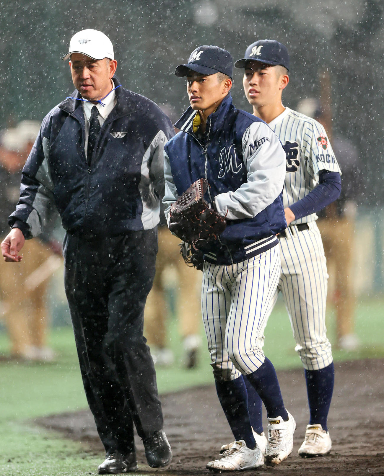 健大高崎対明徳義塾　タイブレーク10回で健大高崎に敗れた明徳義塾エース池崎（中央）はクールダウンのキャッチボールを終えベンチに向かう（撮影・上山淳一）