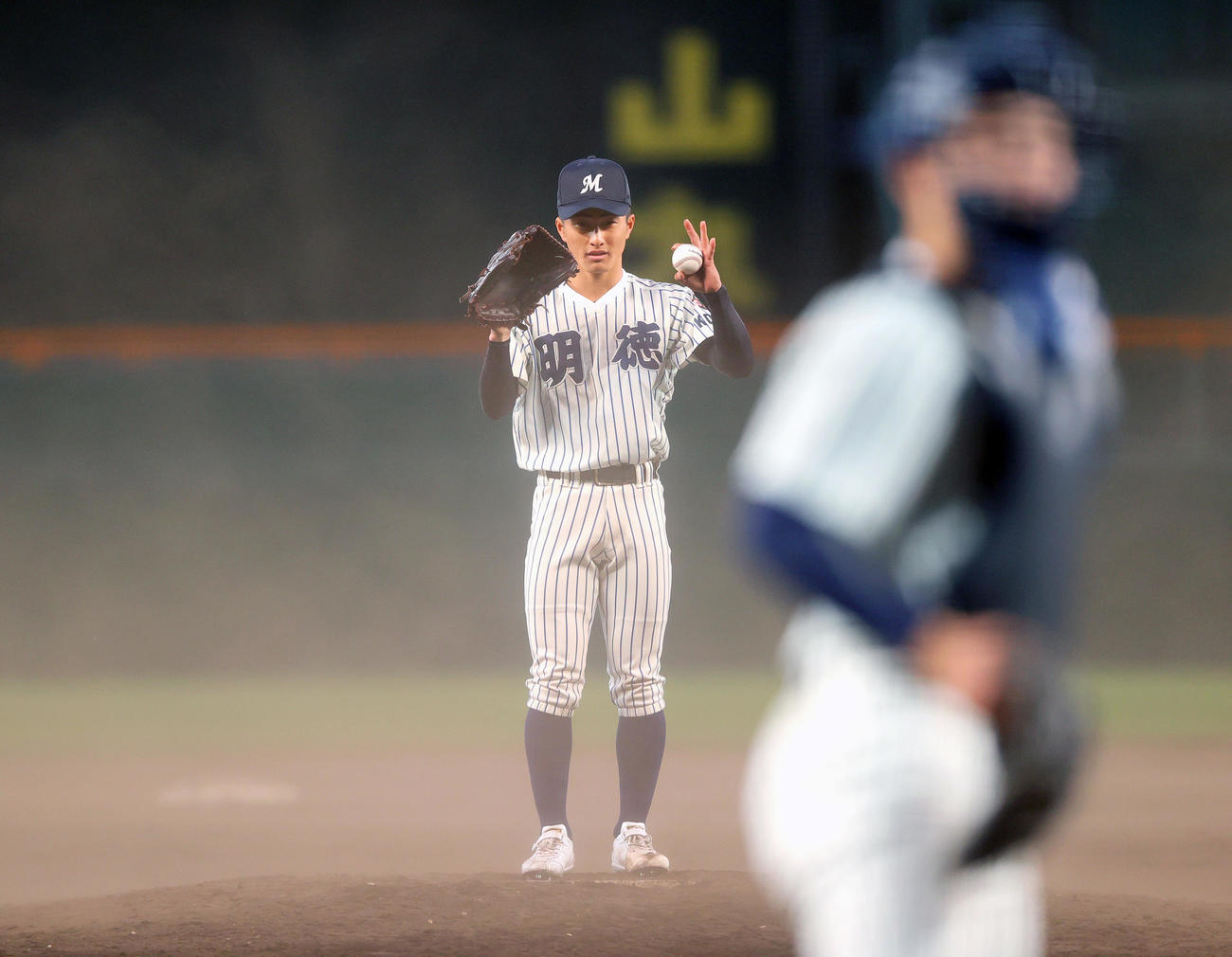 健大高崎対明徳義塾　砂ぼこりが舞い上がりタイムを取る明徳義塾エース池崎（撮影・上山淳一）